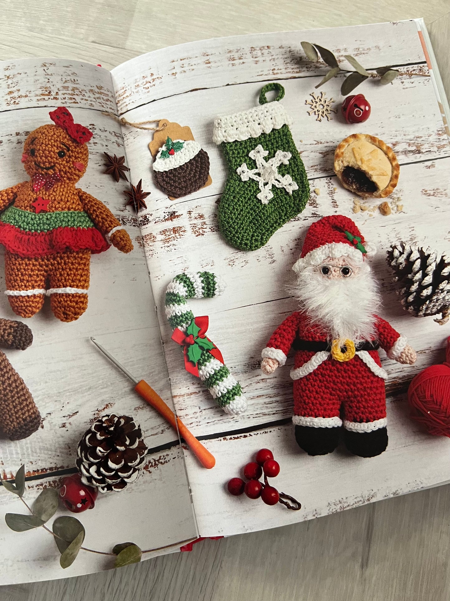 20 to make Christmas Crochet Book