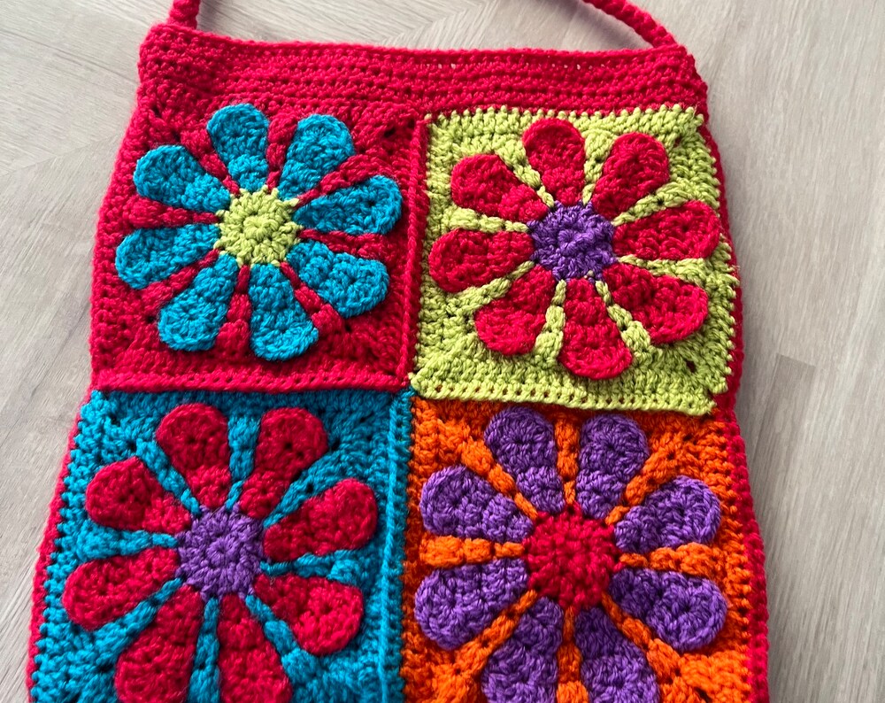 Ladies retro style crochet bag